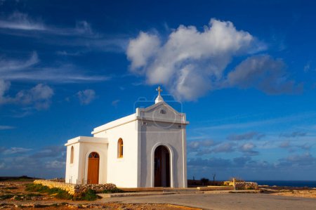 Petite église catholique blanche, chapelle de l'Immaculée Conception sur le littoral de Malte