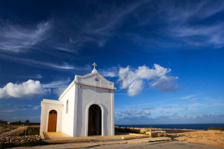 Petite église catholique blanche, chapelle de l'Immaculée Conception sur le littoral de Malte