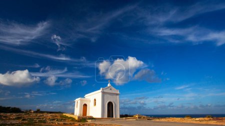 Pequeña iglesia católica blanca, Capilla de la Inmaculada Concepción en la costa de Malta