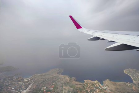 Des nuages et une aile d'airbus Wizzair depuis la fenêtre de l'avion. au-dessus des îles de Malte et mer Méditerranée