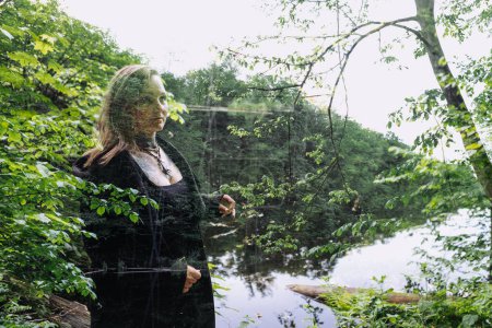 Mujer un negro en el bosque cerca del lago un d swarps, multiexposición
