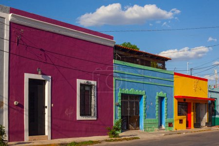 Kleines pastellfarbenes Kolonialhaus mit verwaschener Fassade