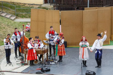 Foto de VLCNOV, REPÚBLICA CHECA - 29 DE MAYO DE 2022: tradicional festival de Moravia del Viaje de los Reyes en Vlcnov, Moravia del Sur, República Checa. - Imagen libre de derechos