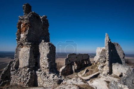 Foto de Ruinas abandonadas del castillo medieval de Plavecky en Eslovaquia, Europa Central. Destino turístico - Imagen libre de derechos