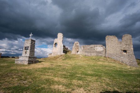 Foto de Castillo de piedra fortaleza medieval en ruinas Branc Hrad en Podbranch village, distrito de Myjava de las montañas de Little Carpathian, Eslovaquia - Imagen libre de derechos