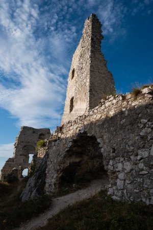 Foto de Las ruinas hermosas abandonadas del castillo medieval Plavecky Hrad en Eslovaquia en verano, Europa Central. Destino turístico - Imagen libre de derechos