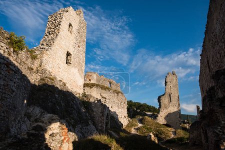 Foto de Las ruinas hermosas abandonadas del castillo medieval Plavecky Hrad en Eslovaquia en verano, Europa Central. Destino turístico - Imagen libre de derechos