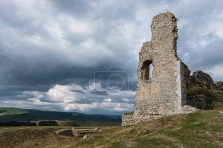 Foto de Castillo de piedra fortaleza medieval en ruinas Branc Hrad en Podbranch village, distrito de Myjava de las montañas de Little Carpathian, Eslovaquia - Imagen libre de derechos