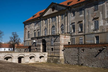 Foto de Antiguo Monumental barroco casa señorial clasicista castillo en la pequeña ciudad de Holic en Eslovaquia - Imagen libre de derechos