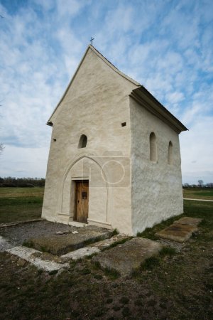 Foto de Iglesia de Santa Margarita de Antioquía del siglo IX y Gran Moravia en Kopjalá, Eslovaquia. Pertenece a las iglesias más antiguas de Eslovaquia - Imagen libre de derechos