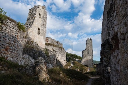 Foto de Ruinas abandonadas del castillo medieval de Plavecky en Eslovaquia, Europa Central. Destino turístico - Imagen libre de derechos
