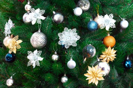 Foto de Ramas de árboles de Navidad con decoraciones vintage, bolas, adornos elegantes, copos de nieve de encaje. Ramas modernas de abeto con bolas de Navidad. Fondo de Navidad con precioso árbol de Navidad decorado - Imagen libre de derechos