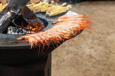 Foto de Cocinar mariscos a la parrilla: barbacoa de camarones tigre. Comida al aire libre, chimenea, vista lateral con espacio para copiar. - Imagen libre de derechos