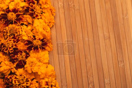 Téléchargez les photos : Souci fleurs jaunes sur des planches de bambou fond. Concept Diwali Festival, Day of the Dead Mexican Festival, Festival chinois de mi-automne, modèle de vacances. Vue du dessus, plan, espace de copie - en image libre de droit