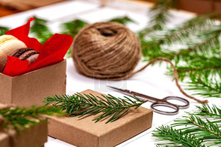 Téléchargez les photos : Branches arbre de Noël cadeaux - en image libre de droit