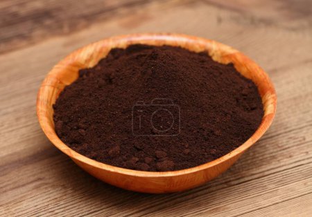 Téléchargez les photos : Marc de café dans un bol comme engrais organique naturel. Façon biologique et bon marché comment fumier plantes et fleurs. - en image libre de droit