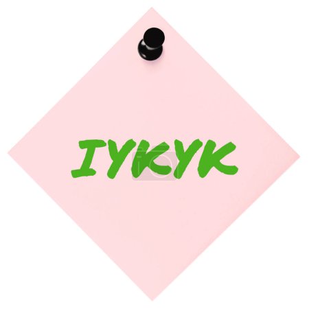 Foto de Si sabes, sabes acrónimo IYKYK typography text macro closeup, neon green marker written generation Z Tiktok argot word, hashtag # iykyk selected group inside chistes community knowledge concept, isolated pink adhesive post-it sticky note sticker - Imagen libre de derechos