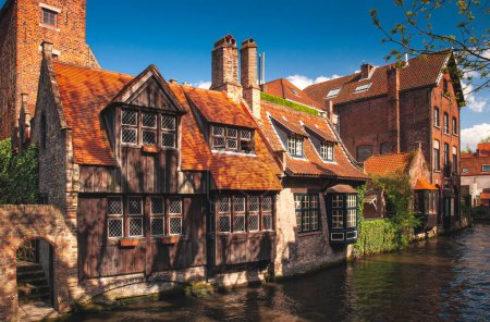 Téléchargez les photos : Maisons le long des canaux de Bruges ou Bruges, Belgique - en image libre de droit
