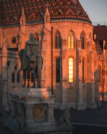 Morgenblick auf die berühmte Matthäuskirche in Budapest