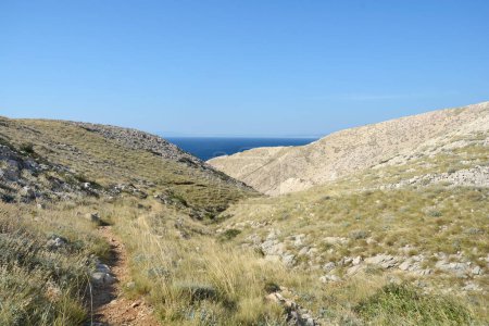 Wanderweg auf dem südlichen Teil der Insel Krk in Richtung Vela Draga