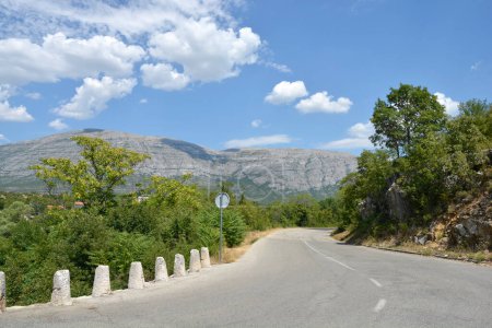 Vista de Dinara montaña froom carretera después del puente de piedra Balecki a través del río Cetina