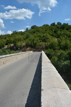 Camino sobre el puente de piedra Balecki a través del río Cetina