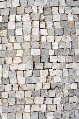 Superficie cubierta con mosaico de piedra gris y blanca