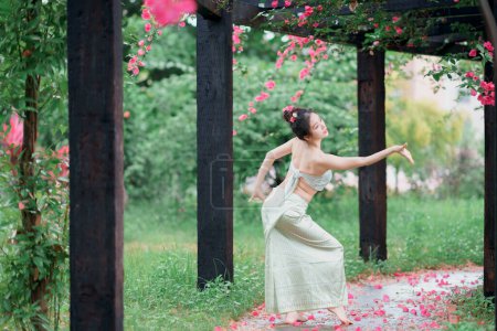 Téléchargez les photos : Jeune femme en costume de danse traditionnelle chinoise - en image libre de droit