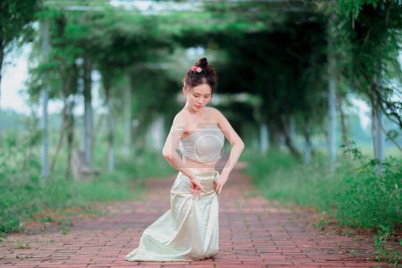 Téléchargez les photos : Jeune femme en costume de danse traditionnelle chinoise - en image libre de droit