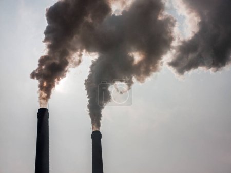 Foto de El humo de las chimeneas de una central eléctrica - Imagen libre de derechos