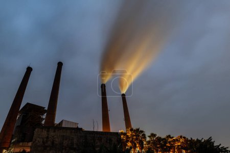 Foto de El humo de las chimeneas de una central eléctrica - Imagen libre de derechos