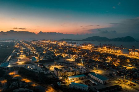 Téléchargez les photos : Port de shanghai au crépuscule, terminal à conteneurs avec contexte commercial mondial - en image libre de droit