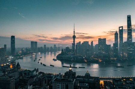 Téléchargez les photos : La scène de la ville de Shanghai est la nuit - en image libre de droit