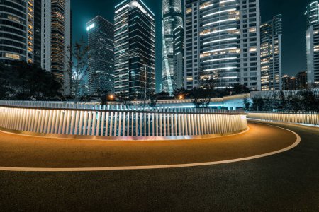 Téléchargez les photos : Piste de course et le contexte urbain de Shanghai - en image libre de droit