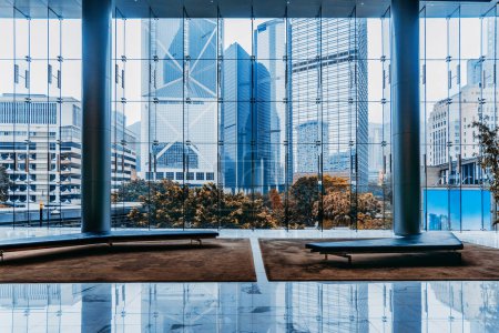 Téléchargez les photos : Mur de verre moderne de l'immeuble de bureaux - en image libre de droit