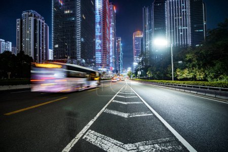 Foto de Tráfico urbano en la ciudad de Shenzhen - Imagen libre de derechos