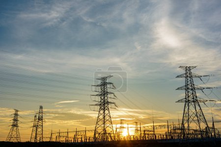 el pilón de electricidad en la puesta del sol