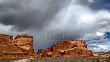 Téléchargez les photos : Nuages orageux sur les rochers rouges du parc national des Arches, Utah. - en image libre de droit