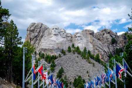 Foto de Monumento Nacional Monte Rushmore y la Avenida de las Banderas. - Imagen libre de derechos