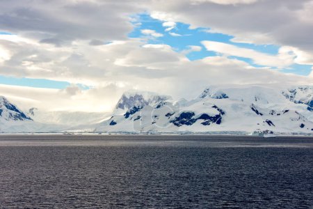 Téléchargez les photos : Montagnes terrestres et icebergs flottant en Antarctique. - en image libre de droit