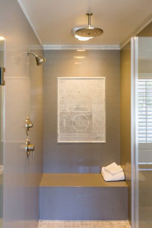 Téléchargez les photos : Salle de bain améliorée Douche Intérieur dans la maison. - en image libre de droit