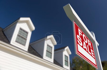 Foto de For Sale Real Estate Sign in Front of New House. - Imagen libre de derechos
