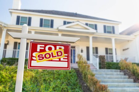 Téléchargez les photos : Vendu à vendre Immobilier Se connecter devant une maison neuve. - en image libre de droit