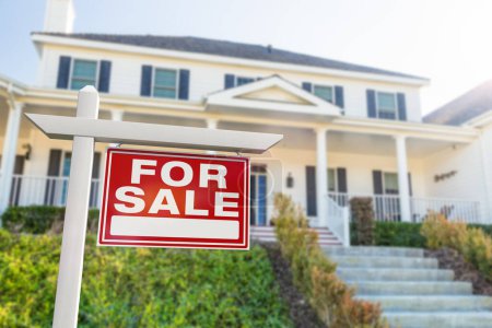 Téléchargez les photos : For Sale Real Estate Sign in Front of New House. - en image libre de droit