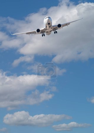 Foto de Avión de pasajeros en aproximación para aterrizar con hermoso cielo azul. - Imagen libre de derechos