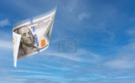 Téléchargez les photos : Chute ou flottement de billets de 100 $Devise des États-Unis - Argent tombant du ciel. - en image libre de droit