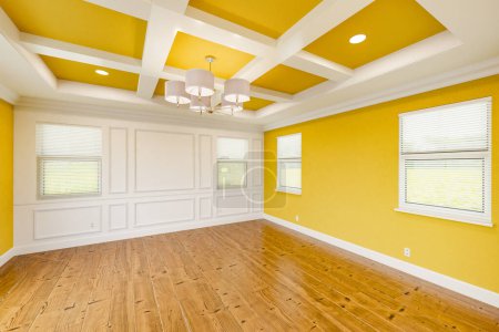 Téléchargez les photos : Belle chambre principale personnalisée jaune complète avec tout le mur Wainscoting, peinture fraîche, moulage de la Couronne et de la base, planchers de bois dur et plafond offert - en image libre de droit