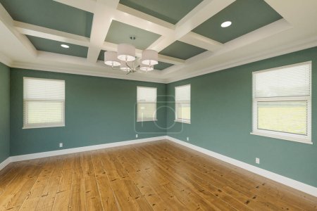 Hermoso dormitorio principal personalizado Teal silenciado completo con pintura fresca, corona y moldeo de base, pisos de madera dura y techo ofrecido