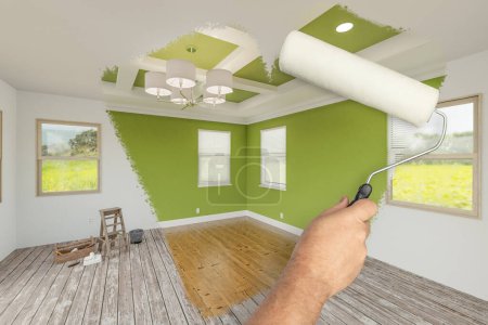 Téléchargez les photos : Avant et après l'homme utilisant un rouleau de peinture pour révéler une pièce nouvellement rénovée avec de la peinture verte fraîche, un plafond offert et de nouveaux planchers. - en image libre de droit