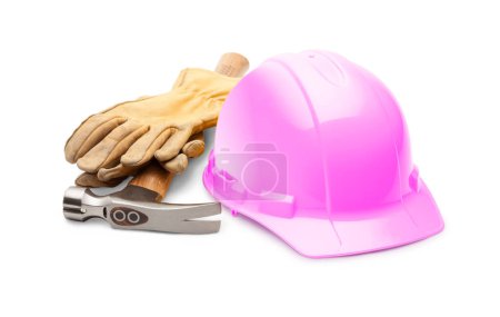 Foto de Sombrero duro de construcción de seguridad rosa, martillo y guantes de cuero aislados sobre un fondo blanco. - Imagen libre de derechos